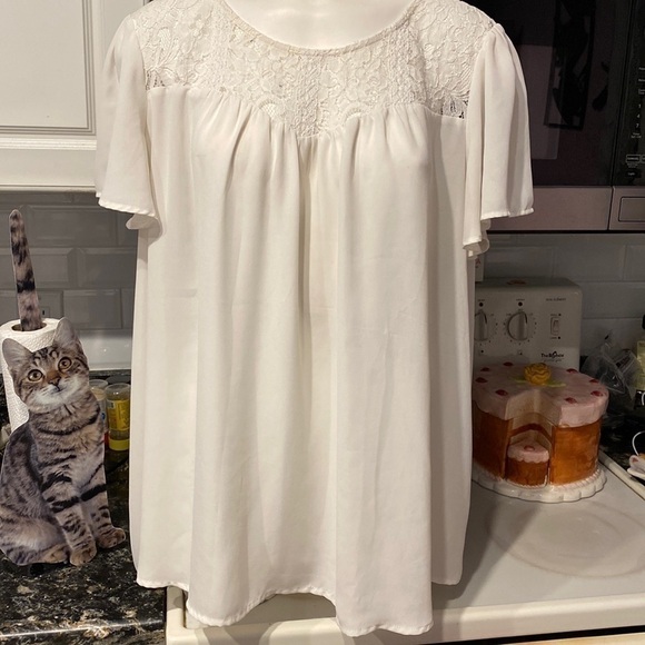 torrid Tops - X womens Torrid solid off white short sleeve regular size blouse size 2